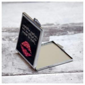 Eleganckie kwadratowe lusterko zamykane "Całus"