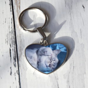 Metalowy brelok do kluczy serce dwustronny "Mama może zastąpić wszystkich,..."