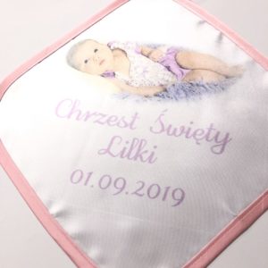 Satynowa szatka do chrztu różowa lamówka zdjęcie nadruk
