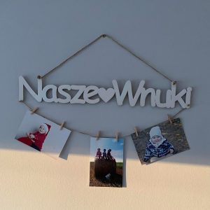 Ramka w formie girlandy napis sznurek jutowy spinacze zdjęcia