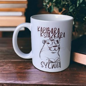 Kubek z Kapibarą Książkarą Imię- Idealny prezent dla fanki czytania!